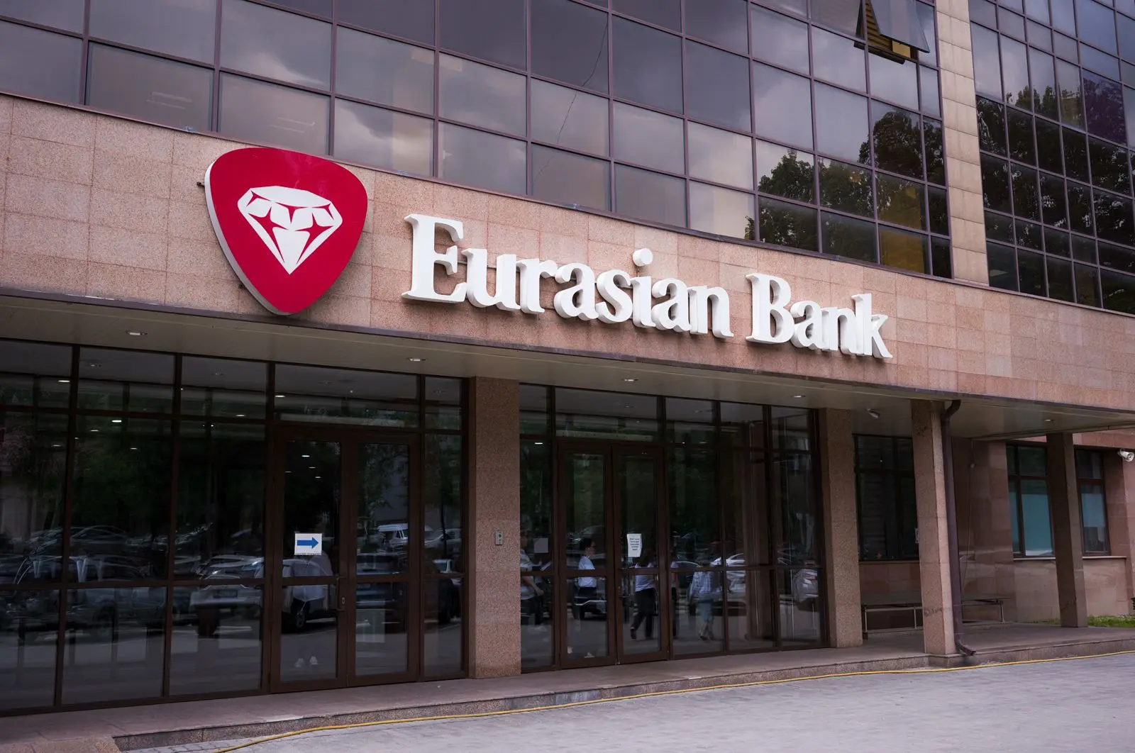 Евразийский банк досрочно вернул часть государственной помощи