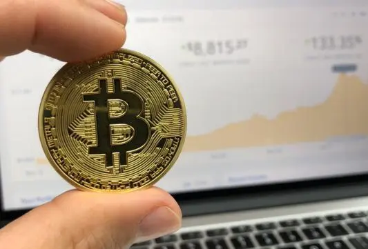 Цена Bitcoin опустилась ниже 90 тыс. долларов