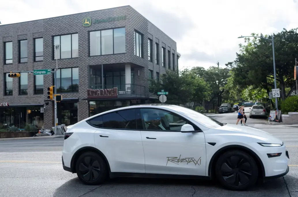 Tesla запустила беспилотное такси в США