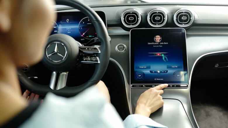 В автомобили Mercedes добавили платежи по отпечатку пальца