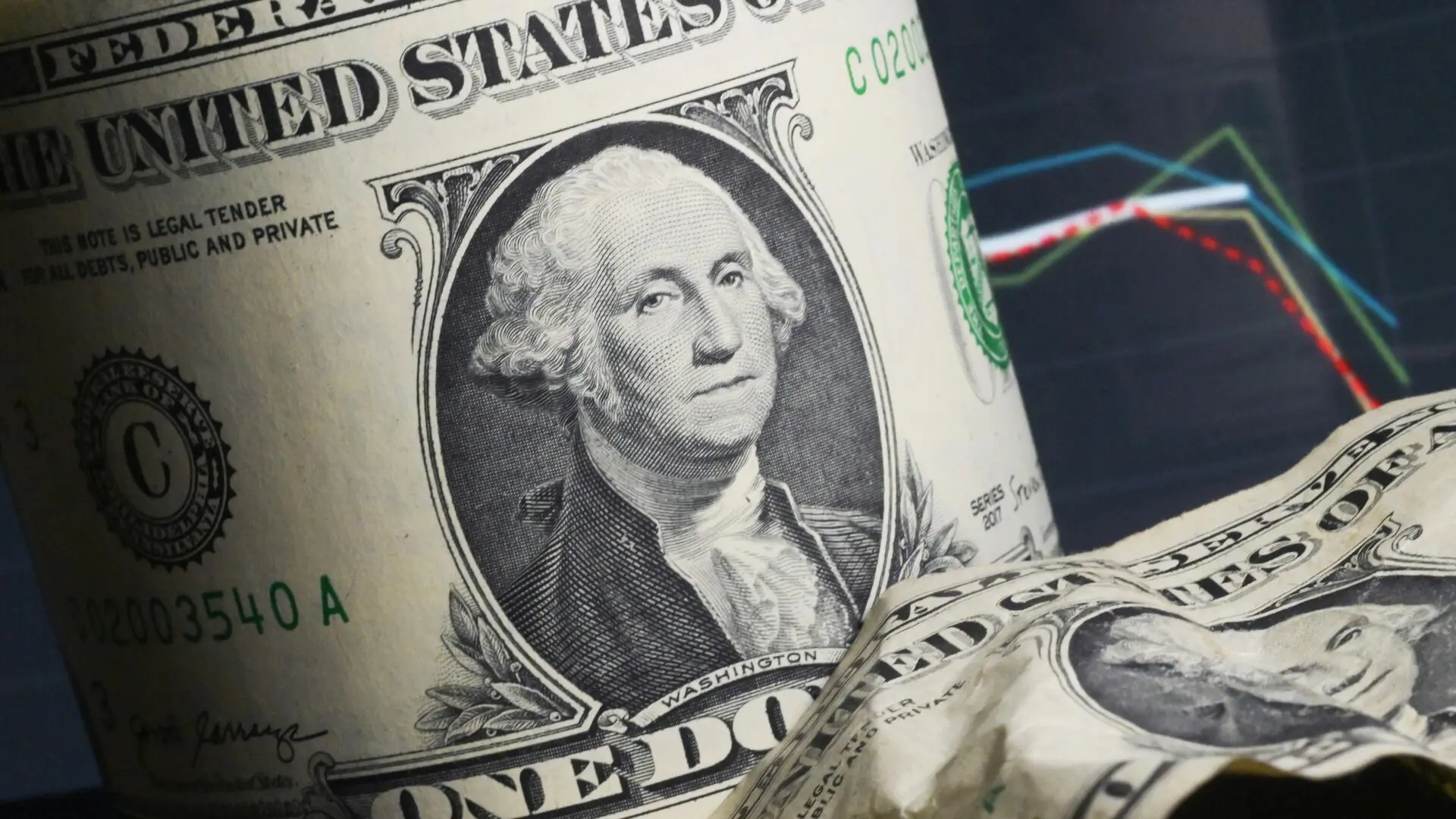 Казахстанцы перевели валюту из «под подушки» в банки