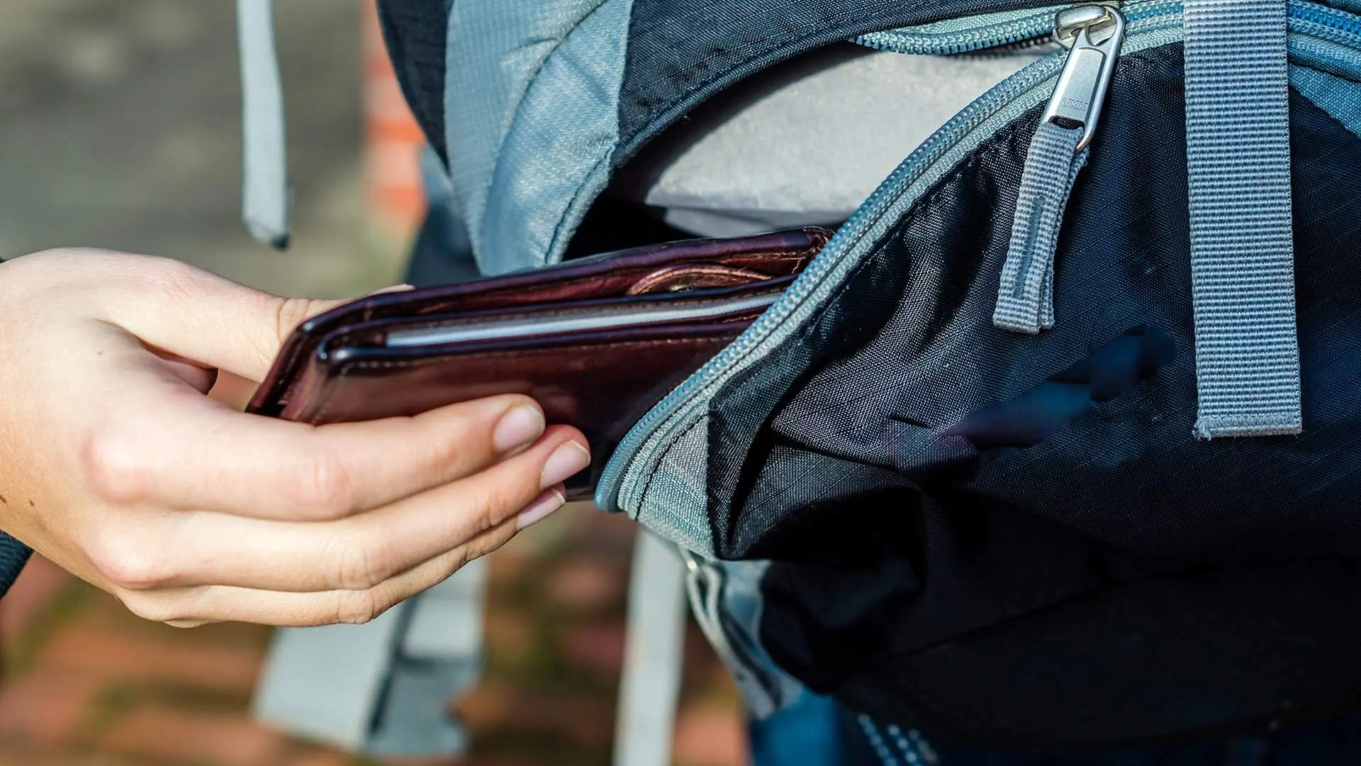 Как не стать жертвой карманников в городе и в путешествиях