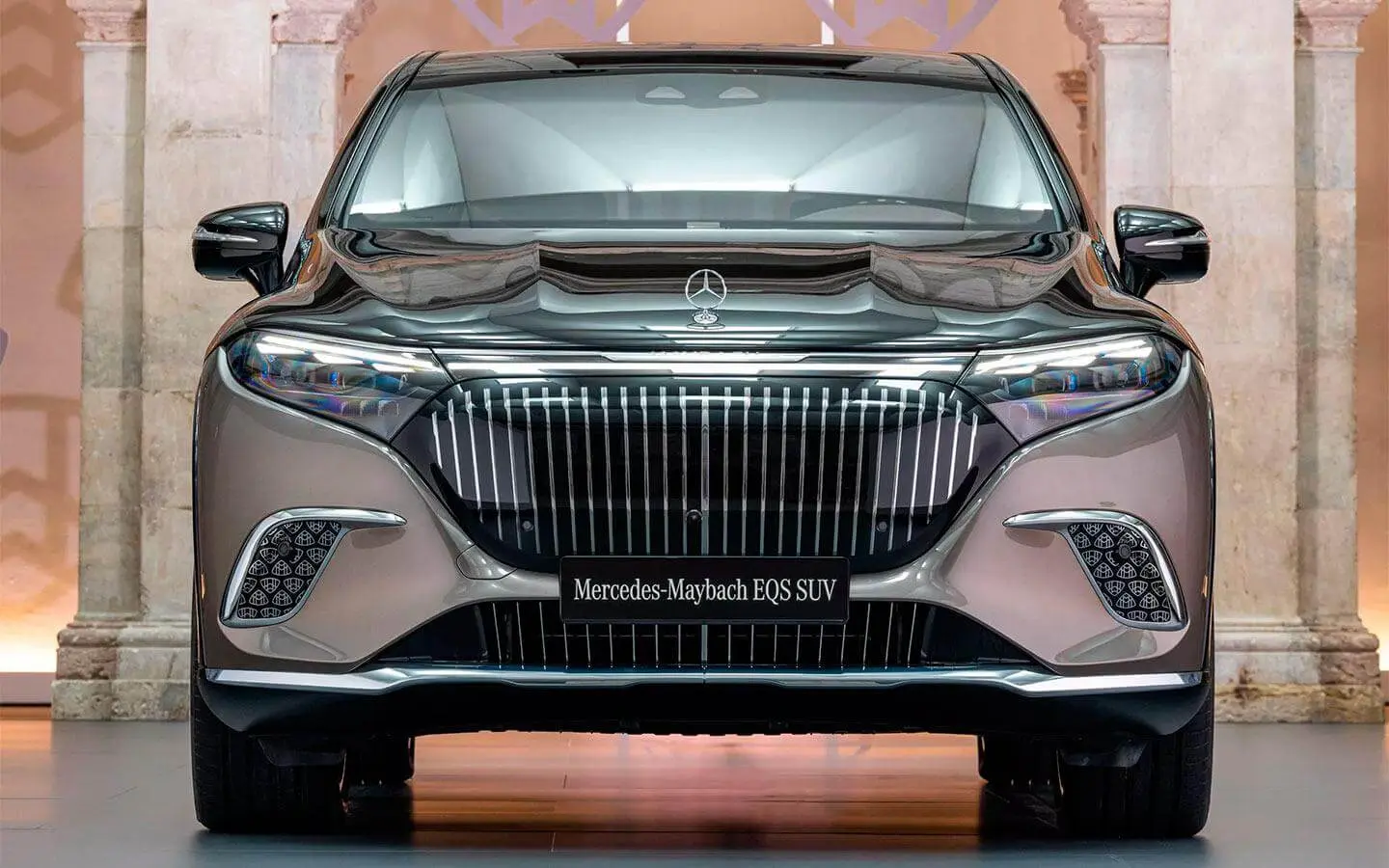 Mercedes-Maybach показал в Китае новый кроссовер EQS 680