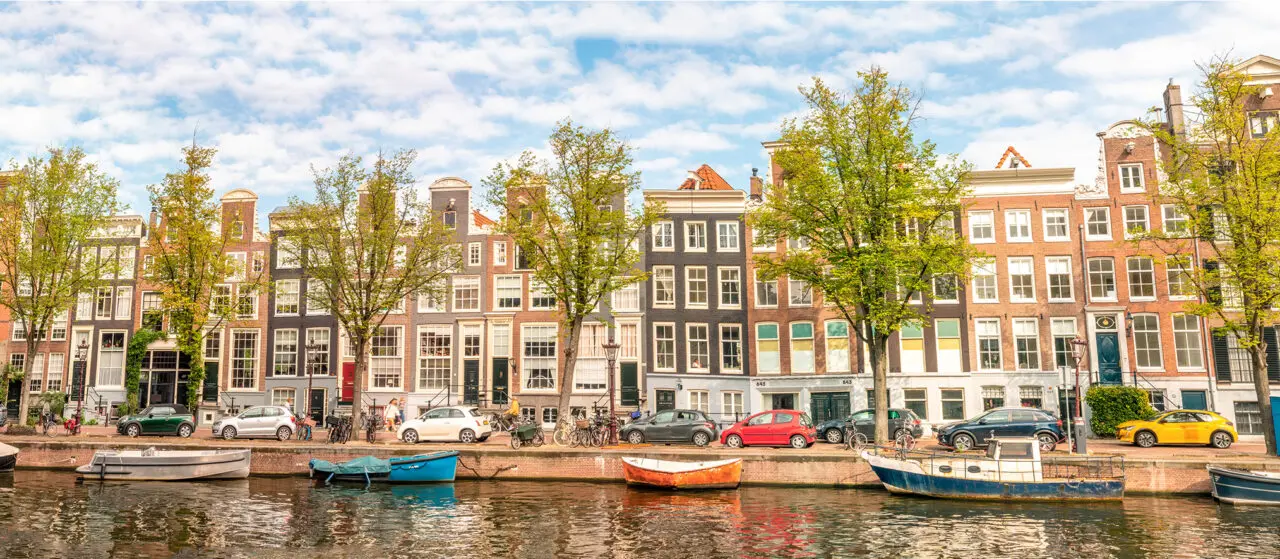 Где работают больше всего, а где — меньше всех