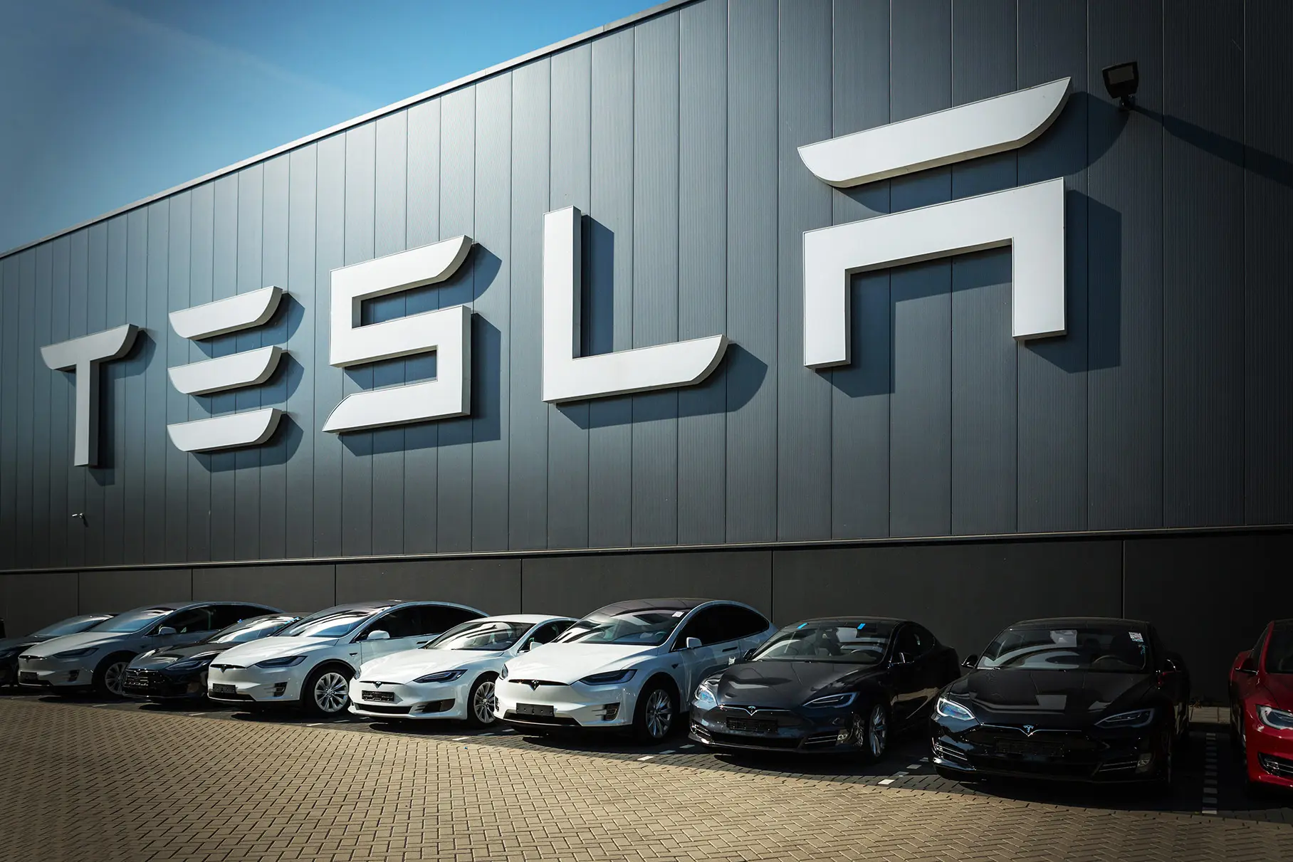 Илон Маск купил акции Tesla на $1 млрд