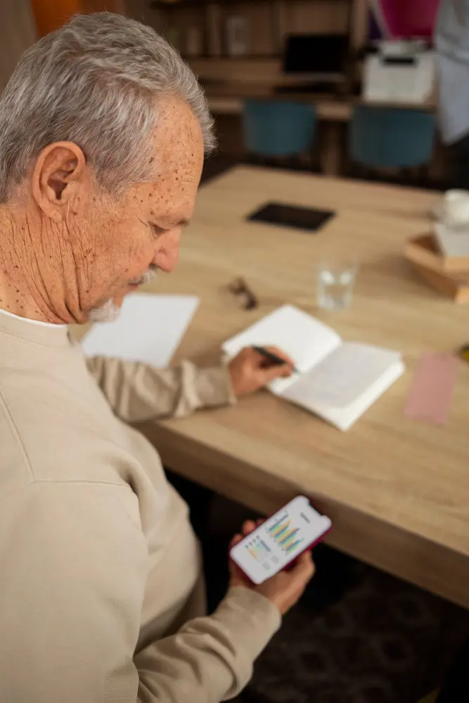 Как обезопасить пожилых родственников от мошенников?