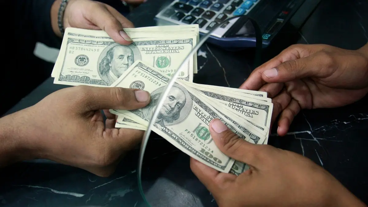 Объем международных денежных переводов в Казахстане продолжает снижаться