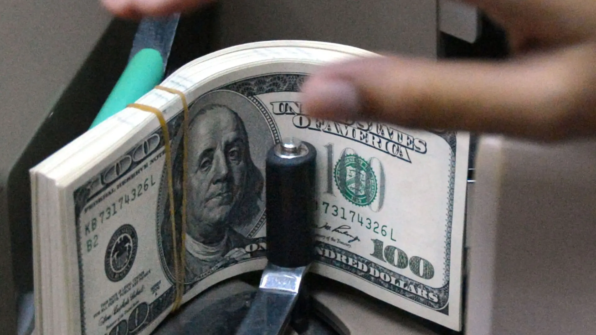 Прогноз: курс тенге может укрепиться до 485 за доллар