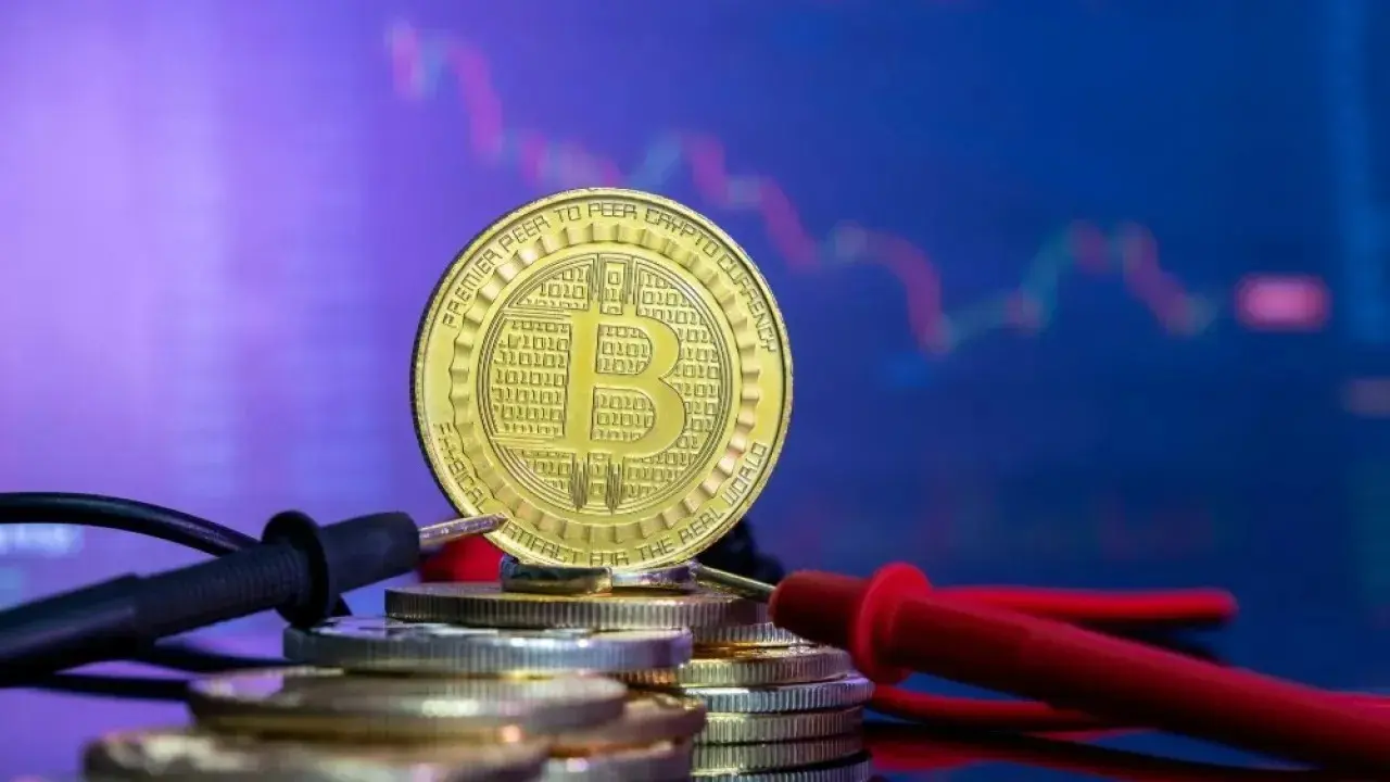 Аналитик Bloomberg предупредил о риске обвала биткоина до 10 тыс. долларов