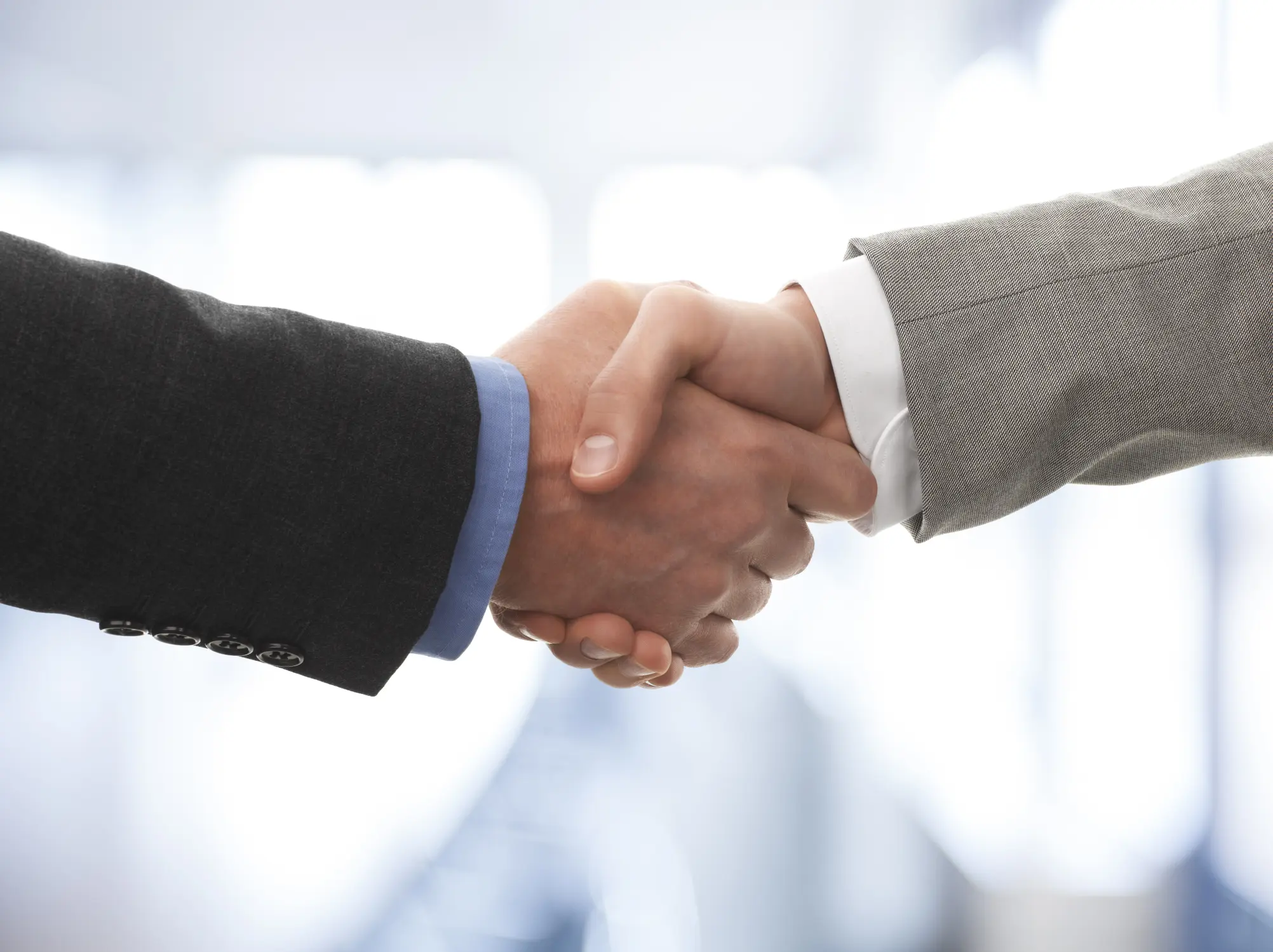 Рукопожатие или поцелуй: как правильно здороваться с коллегами