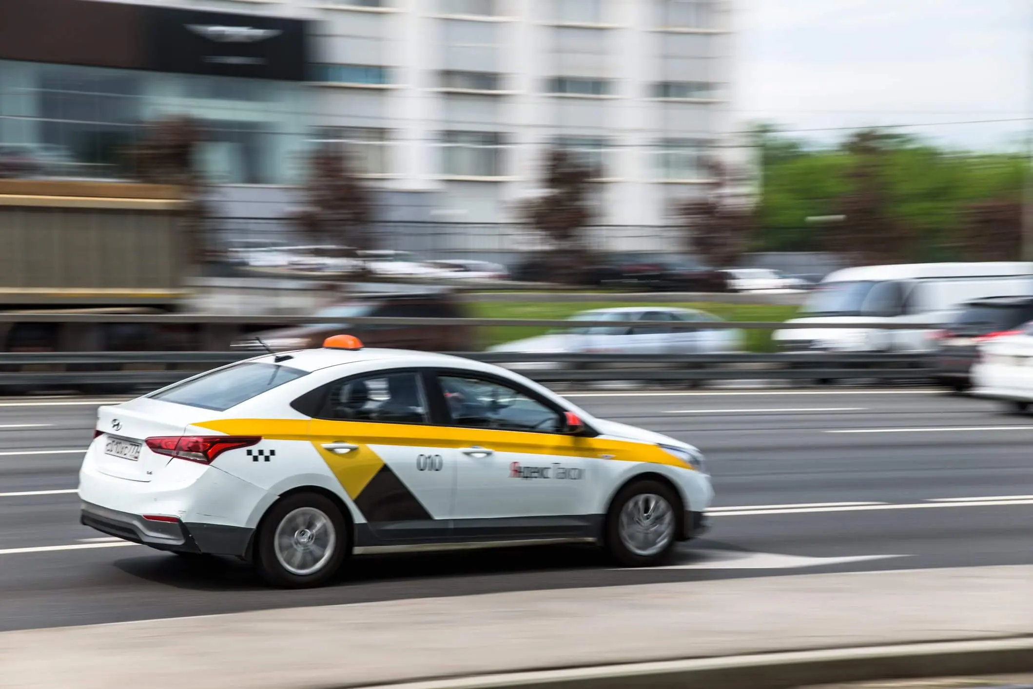 Онлайн-сервисам такси ограничат возможности повышения тарифов