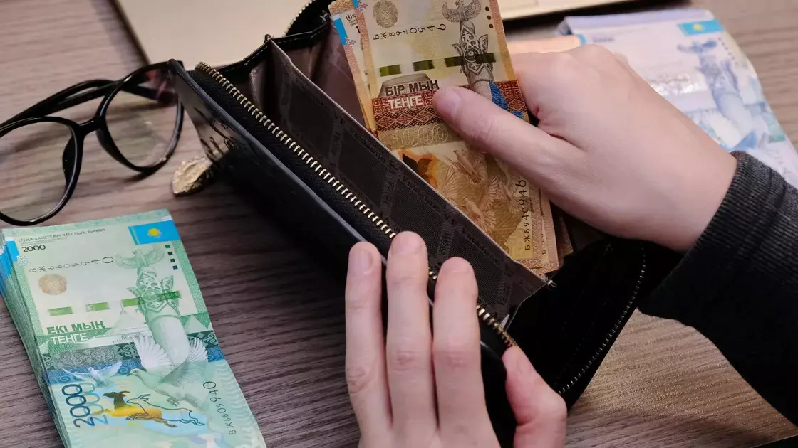 Минимальная зарплата казахстанцев осталась неизменной