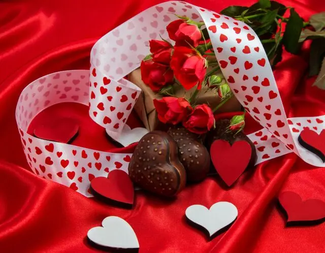 Казахстанцы экономят на цветах в День влюбленных